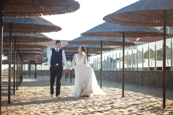 Bela Noiva Noivo Passear Longo Praia Areia Mãos Dadas Casal — Fotografia de Stock