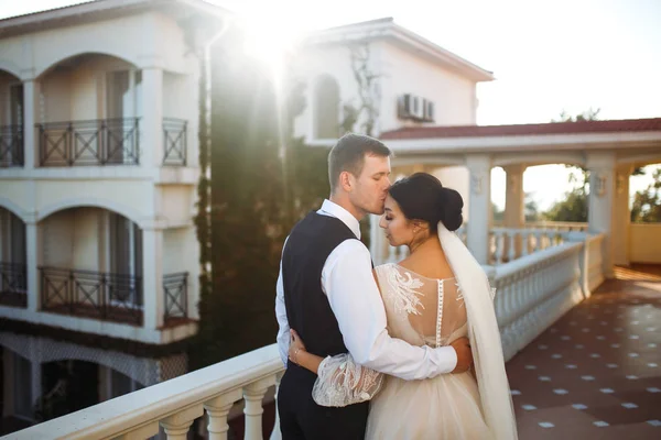 Ein Stilvolles Paar Glücklicher Frischvermählter Posiert Bei Sonnenuntergang Umarmt Und — Stockfoto