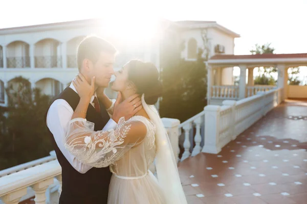 Casal Elegante Recém Casados Felizes Posando Pôr Sol Noivo Abraça — Fotografia de Stock