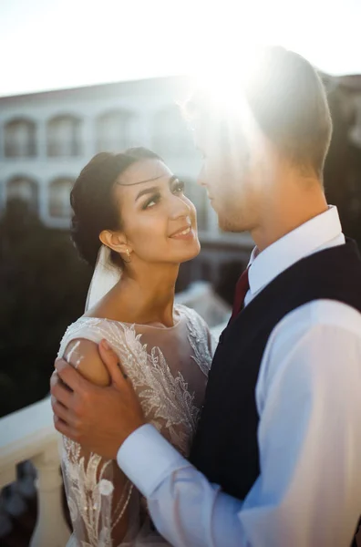 Elegante Pareja Recién Casados Felices Posando Atardecer Novio Abraza Besa — Foto de Stock