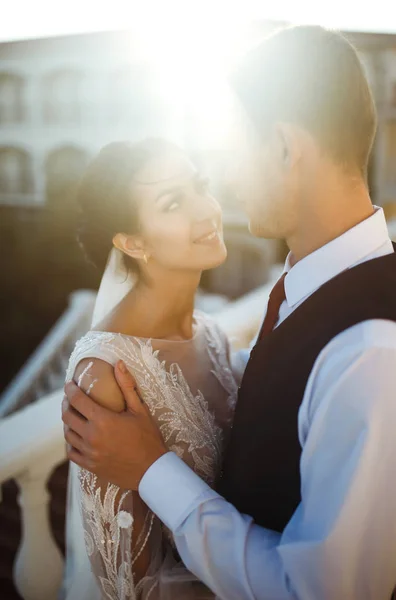 Casal Elegante Recém Casados Felizes Posando Pôr Sol Noivo Abraça — Fotografia de Stock