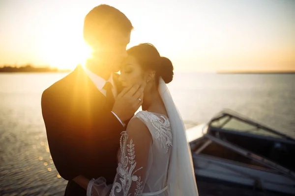 Vacker Brud Och Snygg Brudgum Tillsammans Bron Mot Bakgrunden Båten — Stockfoto