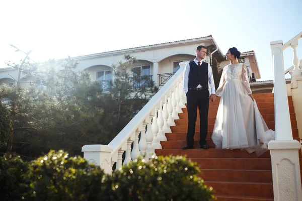 Noiva Noivo Nos Degraus Das Escadas Elegante Jovem Casal Elegante — Fotografia de Stock