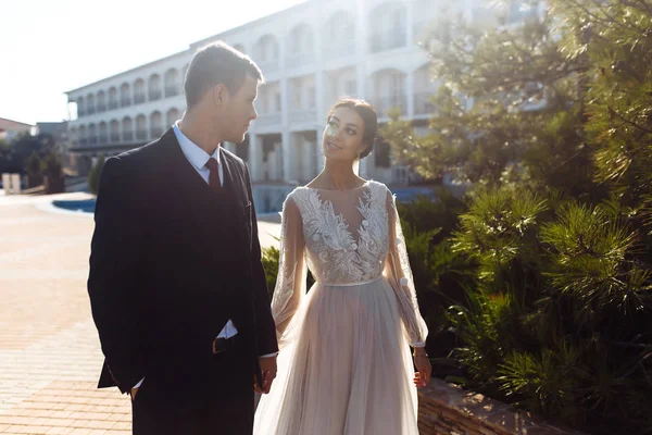 Recém Casados Abraçam Ternamente Beijam Divertem Caminhada Amantes Casal Casamento — Fotografia de Stock