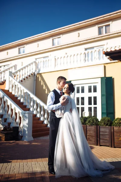 Novomanželé Něžně Objímají Líbají Užívají Chůze Milenců Úžasný Usměvavý Svatební — Stock fotografie