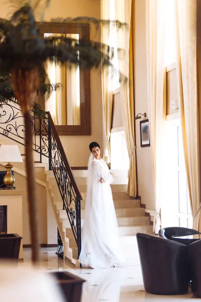 Krásná Nevěsta Módní Svatební Šaty Dlouhým Luxusním Závojem Ohromující Mladá — Stock fotografie