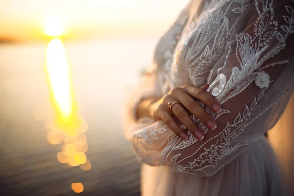 Verlobungsring Finger Der Braut Schöne Braut Einem Weißen Kleid Mit — Stockfoto