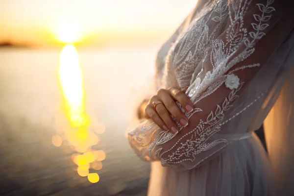 Anello Fidanzamento Dito Della Sposa Bella Sposa Abito Bianco Con — Foto Stock