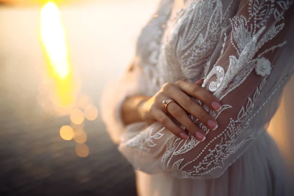 Verlobungsring Finger Der Braut Schöne Braut Einem Weißen Kleid Mit — Stockfoto