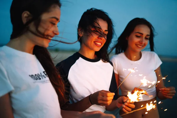 Młode Szczęśliwe Dziewczyny Stoją Plaży Ogniem Świetle Zachodu Słońca Nastolatki — Zdjęcie stockowe