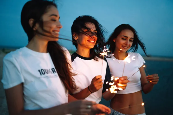Young Happy Girls Stands Beach Sparkler Sunset Light Teenage Girls — Stock Photo, Image