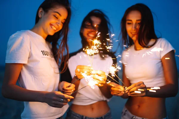 Young Happy Girls Stands Beach Sparkler Sunset Light Teenage Girls — Stock Photo, Image