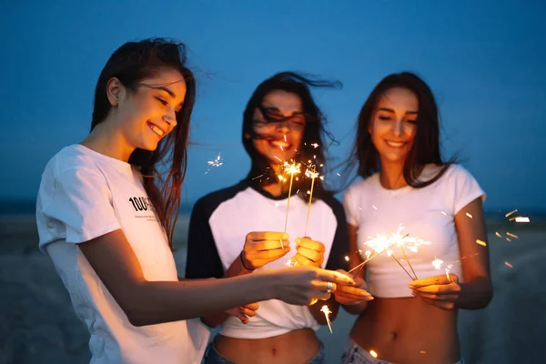 Mladé Šťastné Dívky Stojí Pláži Jiskřičkou Zapadajícím Slunci Teenage Dívky — Stock fotografie