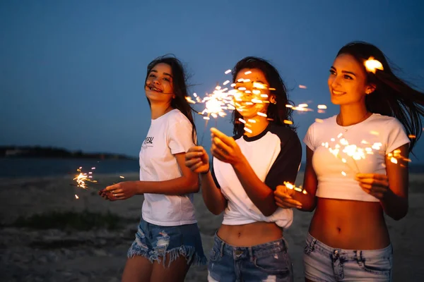 Junge Glückliche Mädchen Stehen Mit Wunderkerzen Sonnenuntergang Strand Teenager Mädchen — Stockfoto