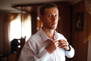 Takım elbiseli lüks damat. İş adamı. Sabah Damat ücretleri. Düğün gününün başlangıcı. Takım elbiseli şık seksi adam. Erkek modası.