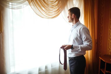 Takım elbiseli lüks damat. İş adamı. Sabah Damat ücretleri. Düğün gününün başlangıcı. Takım elbiseli şık seksi adam. Erkek modası.