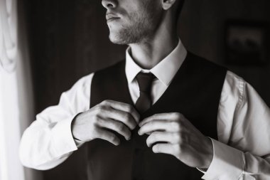 Takım elbiseli lüks damat. İş adamı. Sabah Damat ücretleri. Düğün gününün başlangıcı. Takım elbiseli şık seksi adam. Erkek modası.