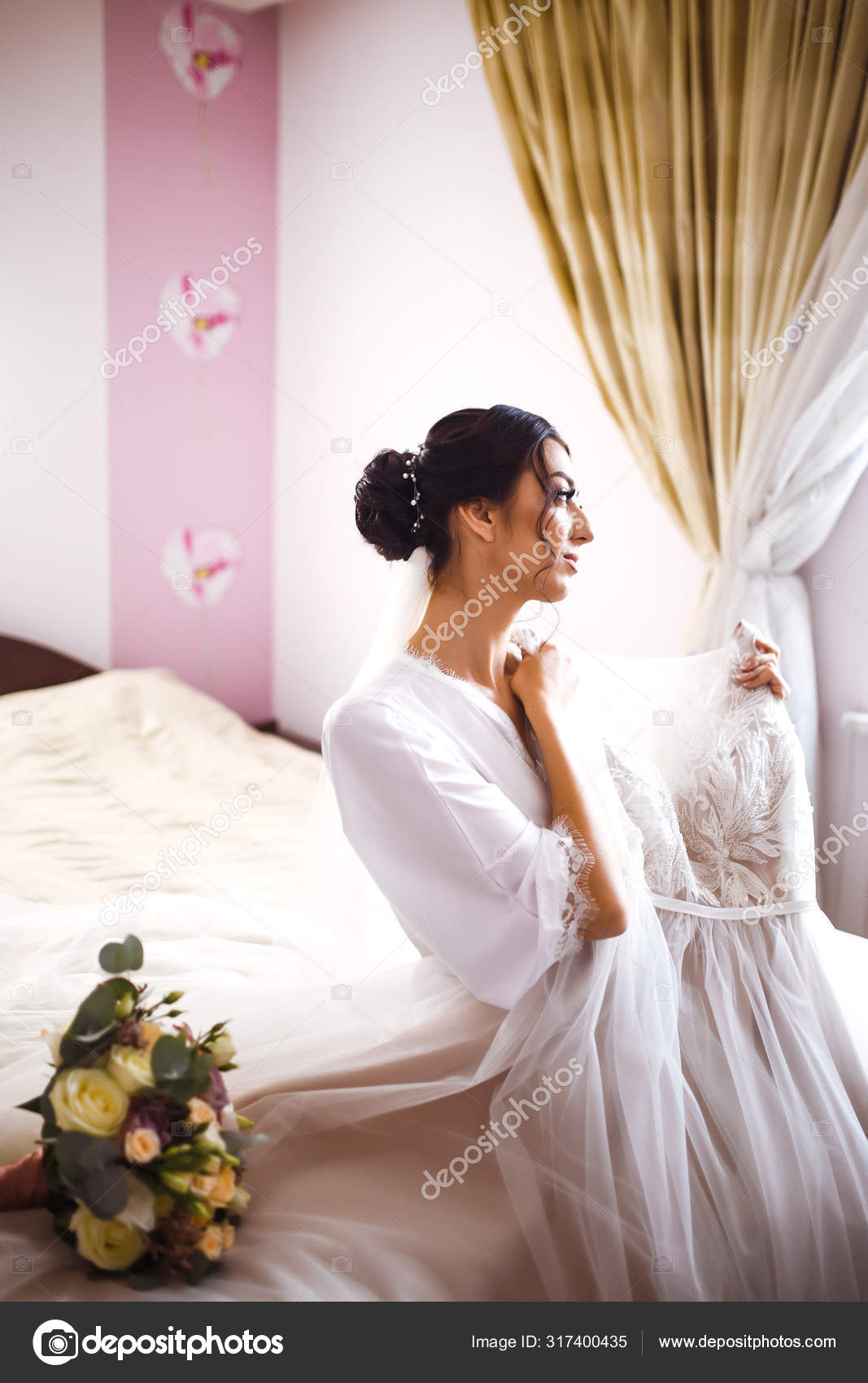 Morning Beautiful Bride Wedding Dress Bride White Robe Holds