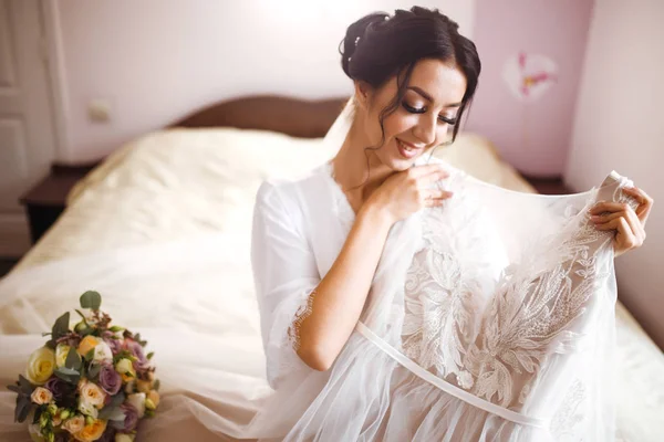 Morning Beautiful Bride Wedding Dress Bride White Robe Holds Admires — Stock Photo, Image