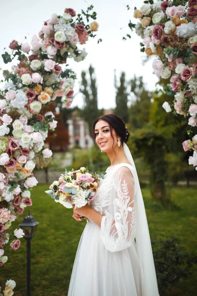 Hermosa Prometida Vestido Novia Blanco Con Soporte Ramo Cerca Del — Foto de Stock