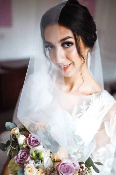 Elegante Novia Feliz Está Preparando Por Mañana Feliz Mujer Recién — Foto de Stock