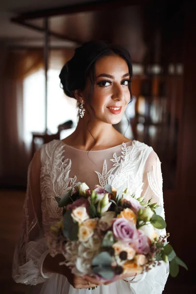Schöne Braut Mit Einem Brautstrauß Hübsche Frau Mit Professionellem Make — Stockfoto
