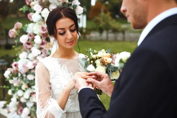 Jegygyűrűk Házaspár Jegygyűrűt Cserél Egy Esküvői Ceremónián Vőlegény Gyűrűt Húzott — Stock Fotó