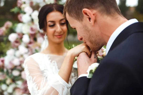 Obrączki Zaręczynowe Małżeństwa Wymieniają Obrączki Ceremonii Ślubnej Pan Młody Włożył — Zdjęcie stockowe