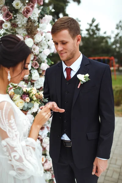 Anillos Compromiso Boda Pareja Casada Intercambia Anillos Boda Una Ceremonia — Foto de Stock