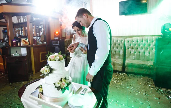 Elegáns Elegáns Esküvői Torta Virágokkal Friss Házasok Állnak Egy Nagy — Stock Fotó