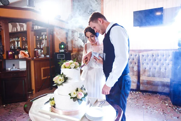 Torta Nuziale Elegante Elegante Con Fiori Sposi Piedi Vicino Una — Foto Stock