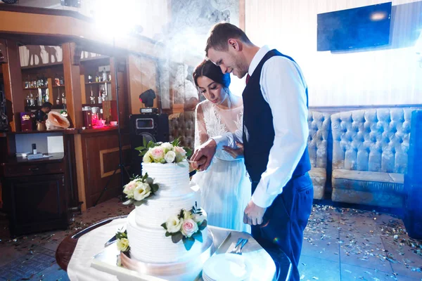 Torta Nuziale Elegante Elegante Con Fiori Sposi Piedi Vicino Una — Foto Stock