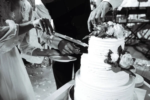 Bolo Casamento Elegante Elegante Com Flores Recém Casados Perto Grande — Fotografia de Stock