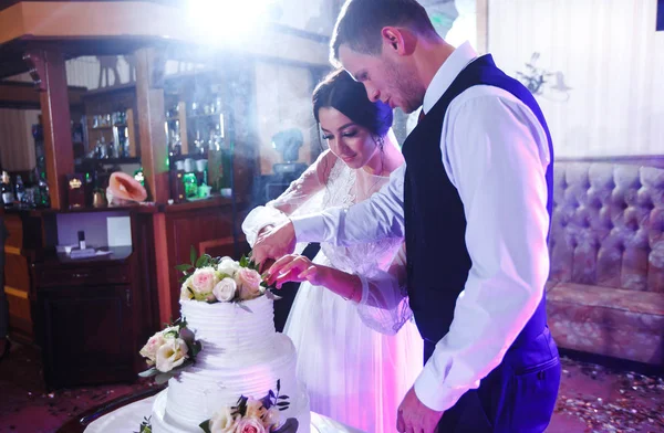 Torta Nuziale Elegante Elegante Con Fiori Sposi Piedi Vicino Una — Foto Stock