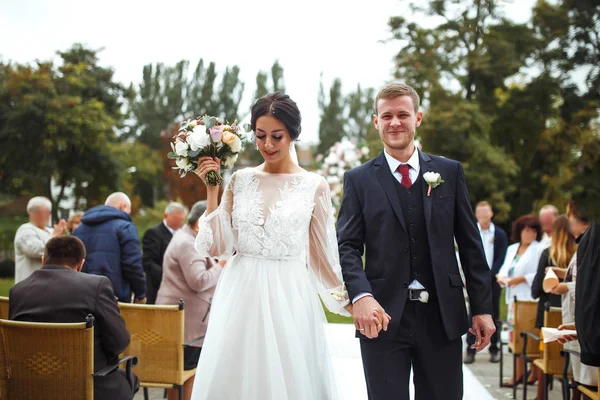 Joyeux Marié Belle Mariée Lors Une Cérémonie Mariage Sous Arche — Photo