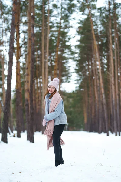 Fiatal Gyönyörű Mosolyog Jól Érzi Magát Erdőben Lány Kék Kabátban — Stock Fotó