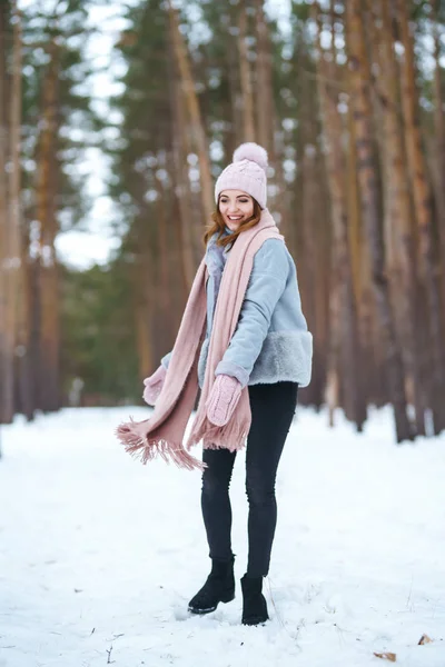 Giovane Bella Donna Sorridente Divertirsi Nella Foresta Ragazza Vestita Con — Foto Stock