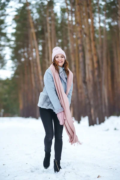 Giovane Bella Donna Sorridente Divertirsi Nella Foresta Ragazza Vestita Con — Foto Stock