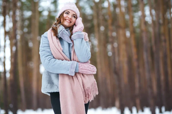 Joven Hermosa Mujer Sonriendo Divirtiéndose Bosque Niña Está Vestida Con —  Fotos de Stock