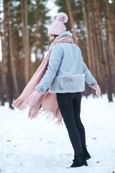 Fiatal Gyönyörű Mosolyog Jól Érzi Magát Erdőben Lány Kék Kabátban — Stock Fotó