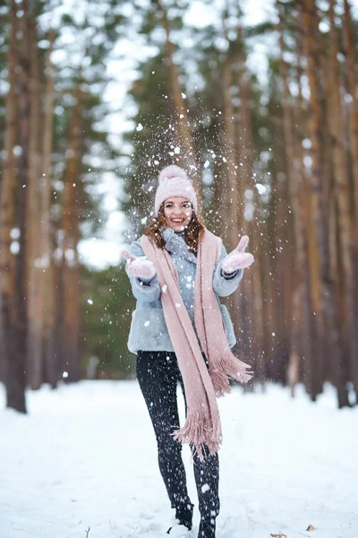 Söt Ung Kvinna Leker Med Snö Skogen Flickan Klädd Blå — Stockfoto