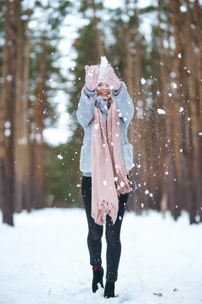 Linda Joven Está Jugando Con Nieve Bosque Niña Está Vestida — Foto de Stock