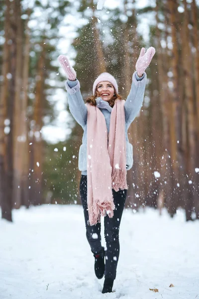 Jolie Jeune Femme Joue Avec Neige Dans Forêt Jeune Fille — Photo