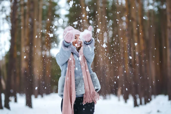 Carina Giovane Donna Sta Giocando Con Neve Nella Foresta Ragazza — Foto Stock