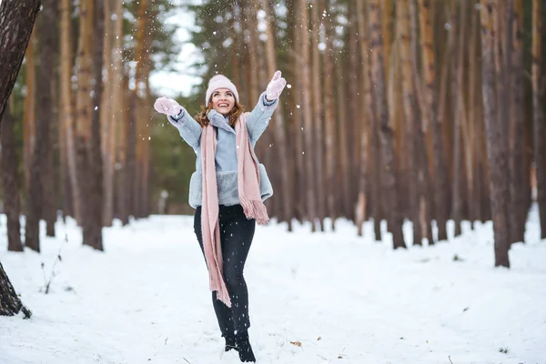 Söt Ung Kvinna Leker Med Snö Skogen Flickan Klädd Blå — Stockfoto