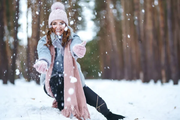 Linda Joven Está Jugando Con Nieve Bosque Niña Está Vestida —  Fotos de Stock