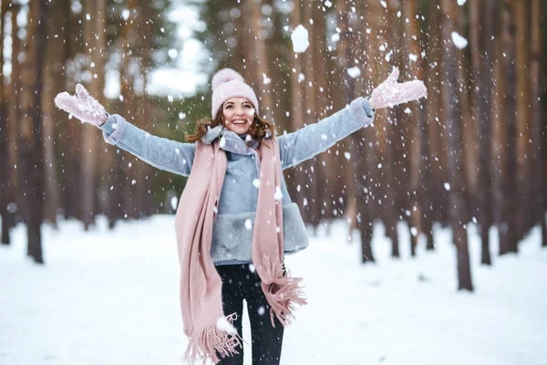 Ładna Młoda Kobieta Bawi Się Śniegiem Lesie Dziewczyna Jest Ubrana — Zdjęcie stockowe