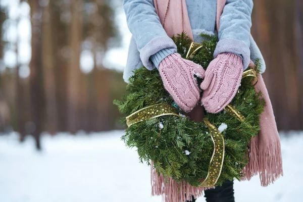 Corona Navidad Hermosas Manos Mujer Bosque Nieve Niña Está Vestida —  Fotos de Stock