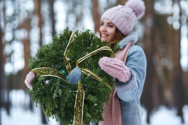 Corona Navidad Hermosas Manos Mujer Bosque Nieve Niña Está Vestida —  Fotos de Stock