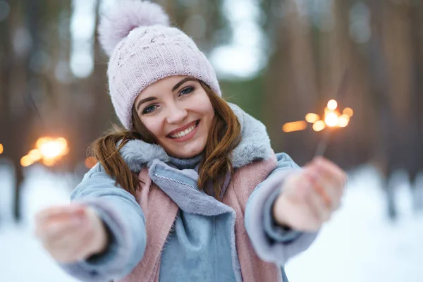 Młoda Dziewczyna Trzymająca Rękach Iskrę Happy Cute Girl Dzianiny Kapelusz — Zdjęcie stockowe